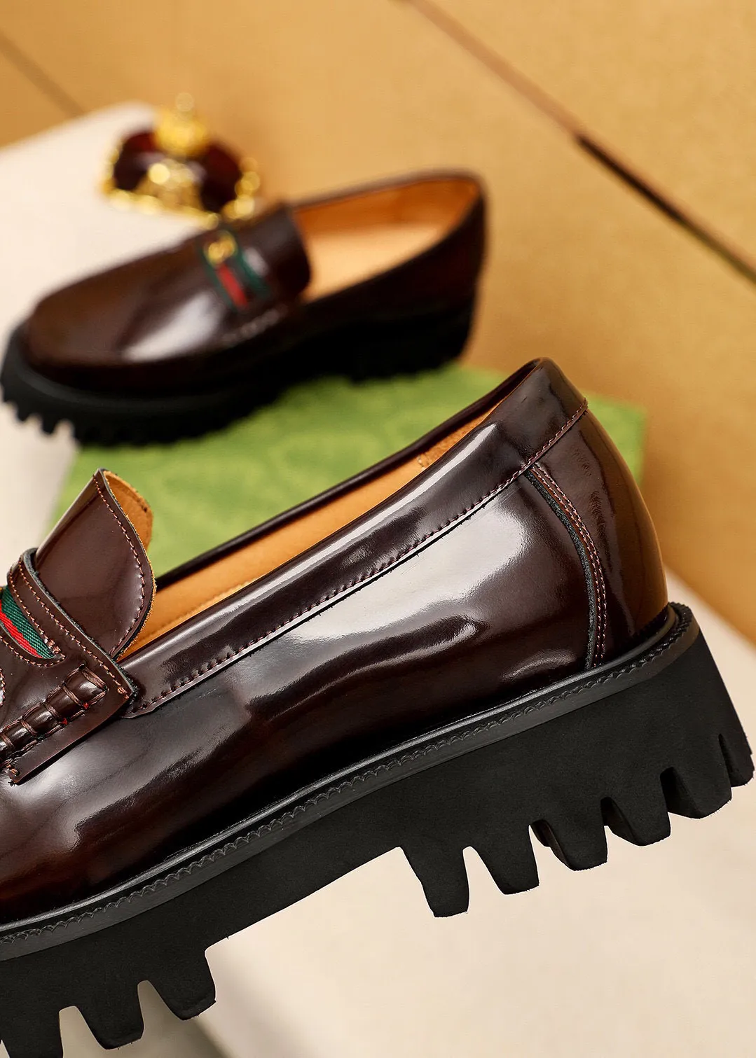Men's shoes 💰580 💐 Product trademark: GUCCI "Gucci" casual leather shoes Regular size: 38-44 (45.46🉑️customized) Product materials: Selected imported first-layer open-edge beaded cowhide leather upper + luxury hardware buckle, imported water-dyed cowhide leather lining. Strong three-dimensional visual effect, original foam outsole Color: 2⃣️colors available